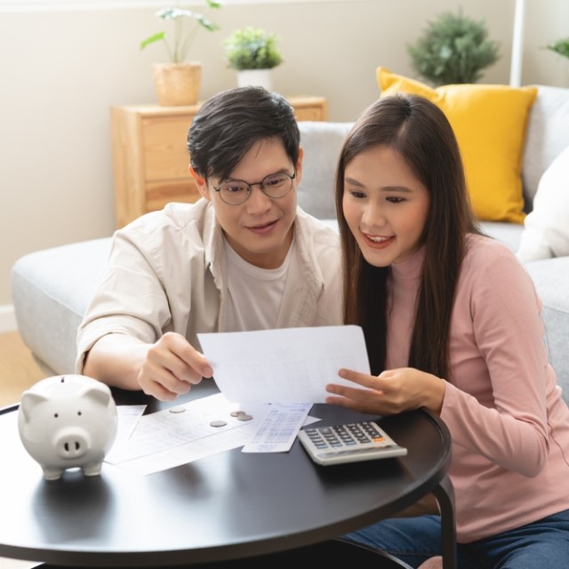 メモをする女性