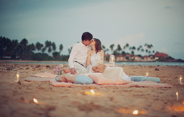 砂浜の上でキスするカップル