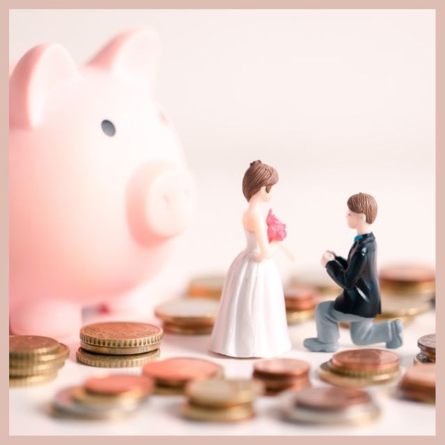 豚の貯金箱と新郎新婦のミニチュア