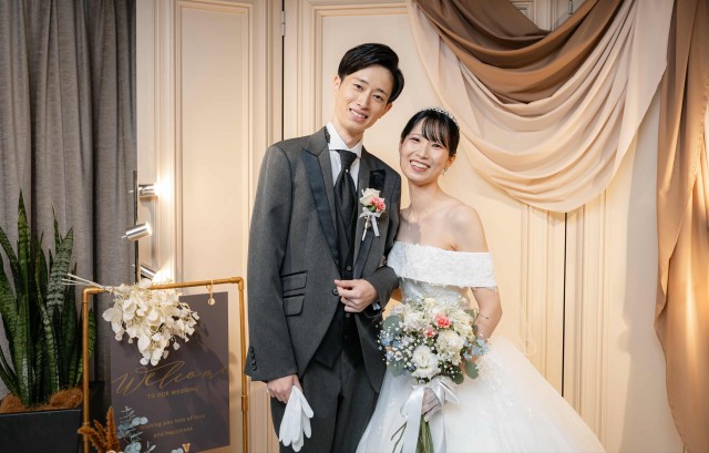 寄り添う新郎新婦