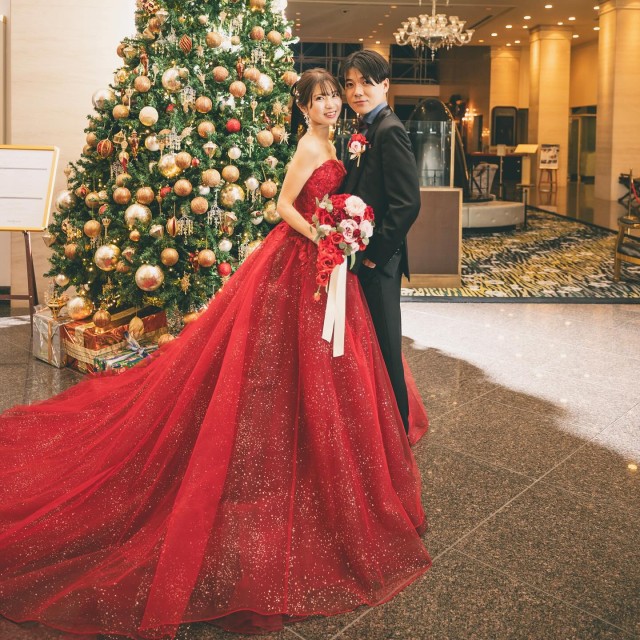 クリスマスツリーの前に立つ新郎新婦