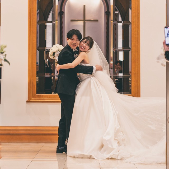 ハグする新郎新婦