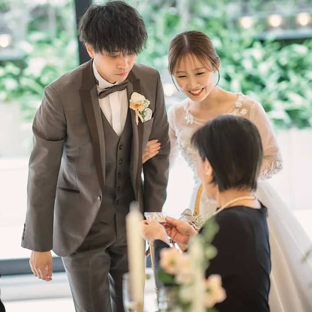 新郎新婦と話すゲスト