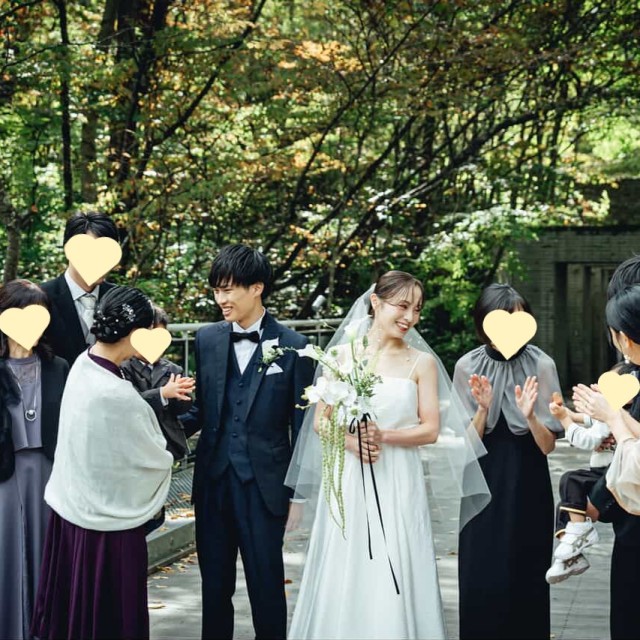親族から祝福される新郎新婦