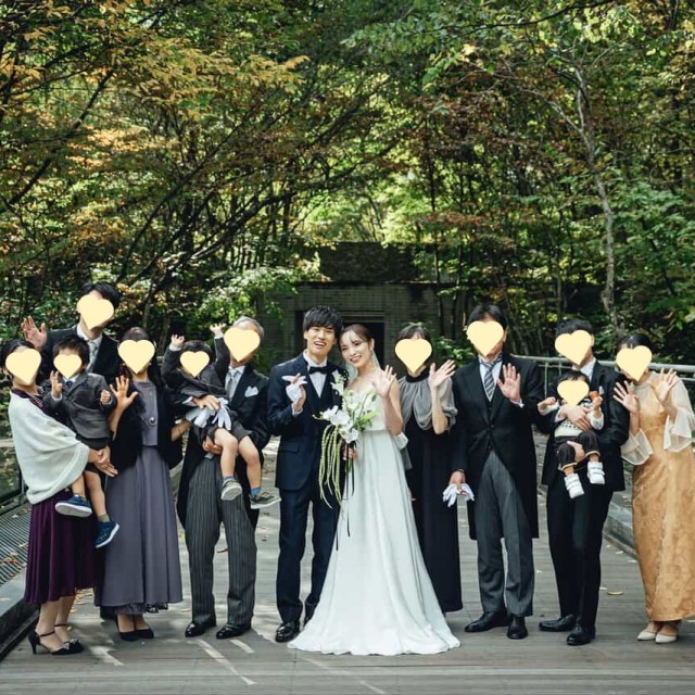 新郎新婦と親族の集合写真