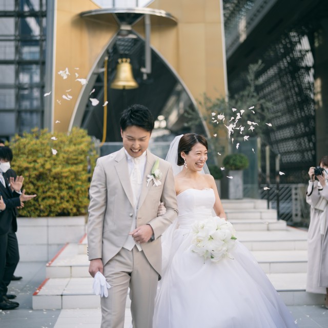 祝福される新郎新婦