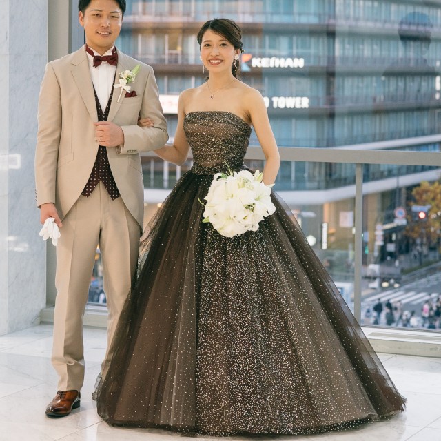 ブーケを持つカラードレス姿の新婦