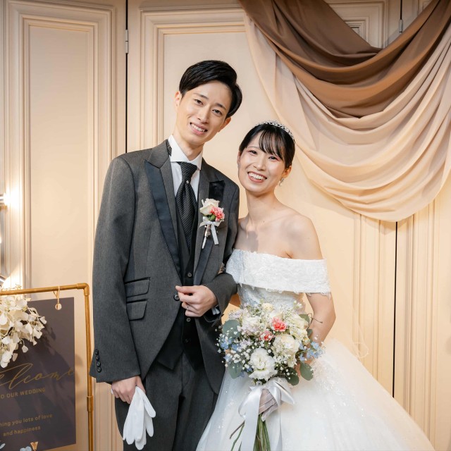 腕を組む新郎新婦