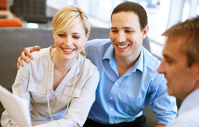 見積書を見て相談するカップル