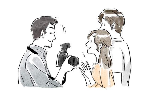 カメラマンに話しかけるカップル