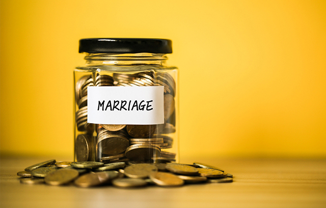 「MARRIAGE」のラベルが張られたお金を貯めている瓶