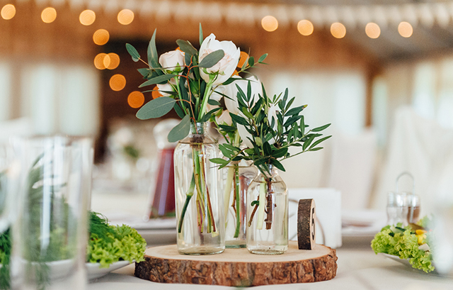 緑が多く花以外のアイテムも飾られたテーブル