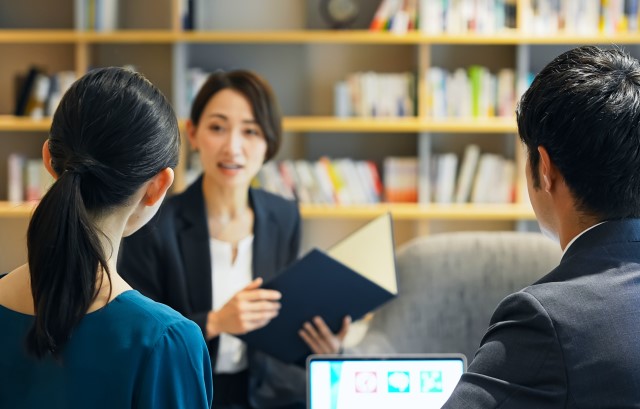 プランナーと話をするカップル