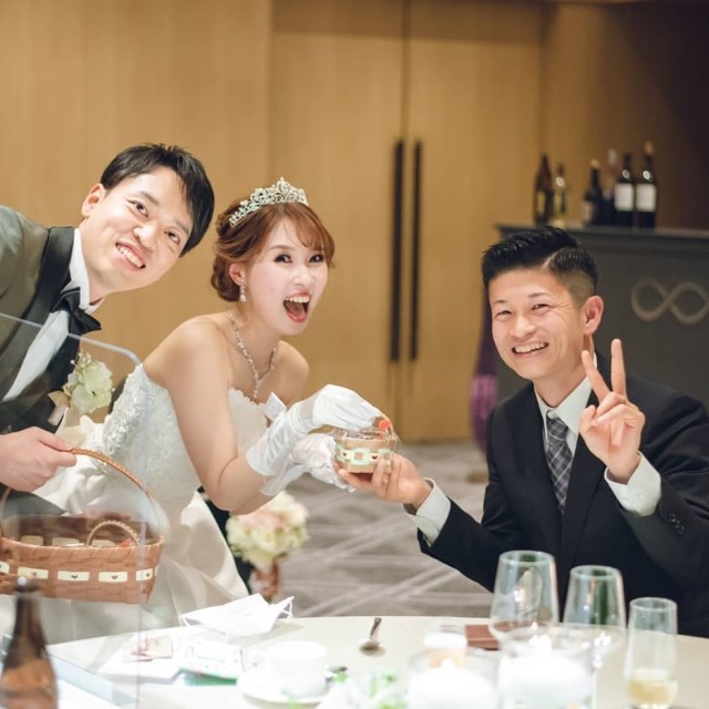 新郎新婦と男性ゲスト