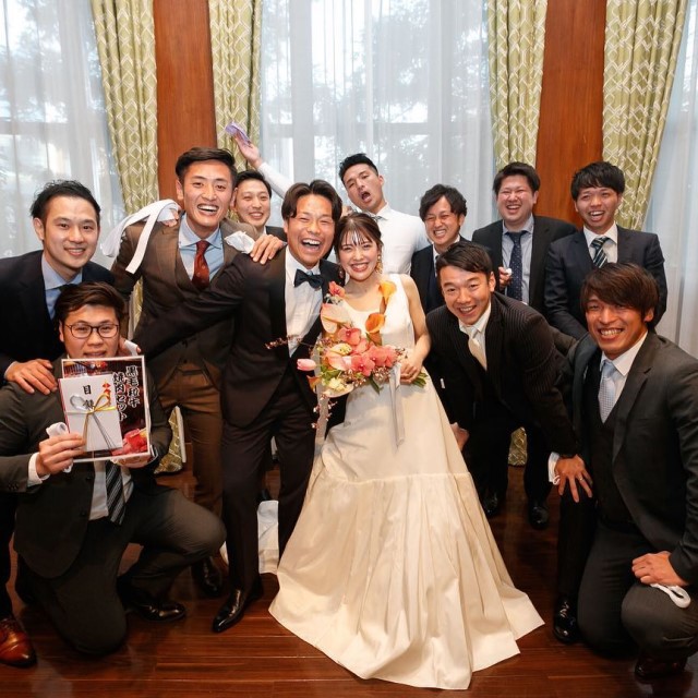 新郎新婦と男性ゲストたち