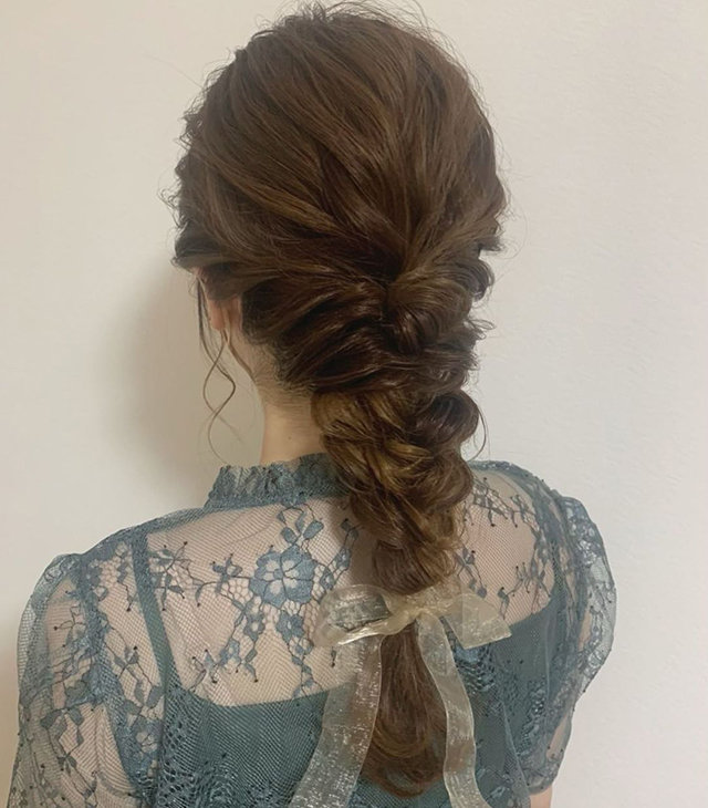 結婚式の髪型 親族としてお呼ばれ 年代別おすすめヘアスタイルと髪型マナーを紹介 結婚ラジオ 結婚スタイルマガジン