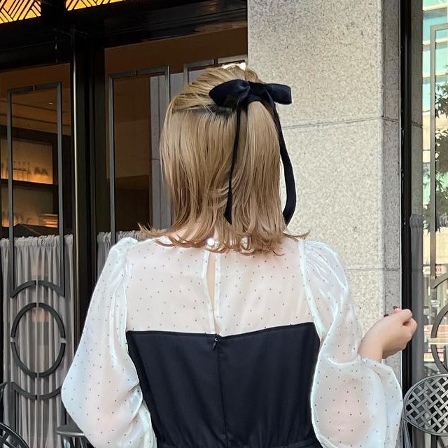 黒いリボンでくくったハーフアップ