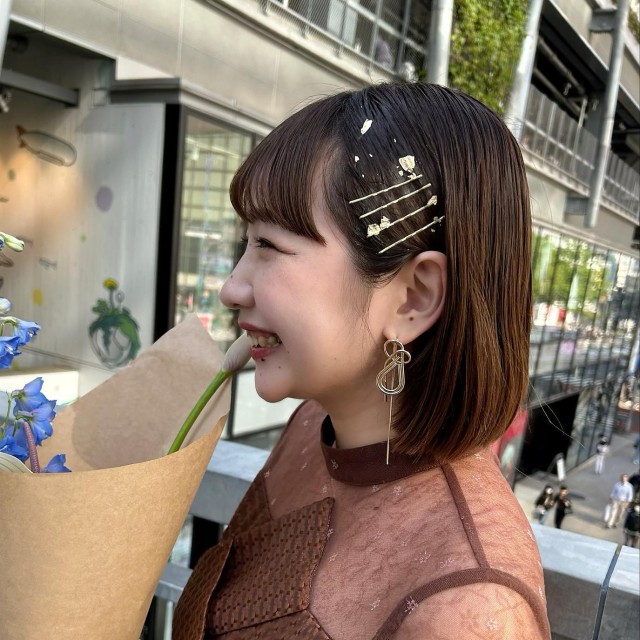 サイドにゴールドのピンをあしらったヘアスタイル