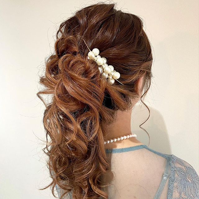 結婚式お呼ばれのヘアアレンジ マナーや長さ別の髪型 セルフアレンジ例を紹介 結婚ラジオ 結婚スタイルマガジン 結婚式お呼ばれのヘアアレンジ マナーや長さ別の髪型 セルフアレンジ例を紹介 結婚ラジオ 結婚スタイルマガジン