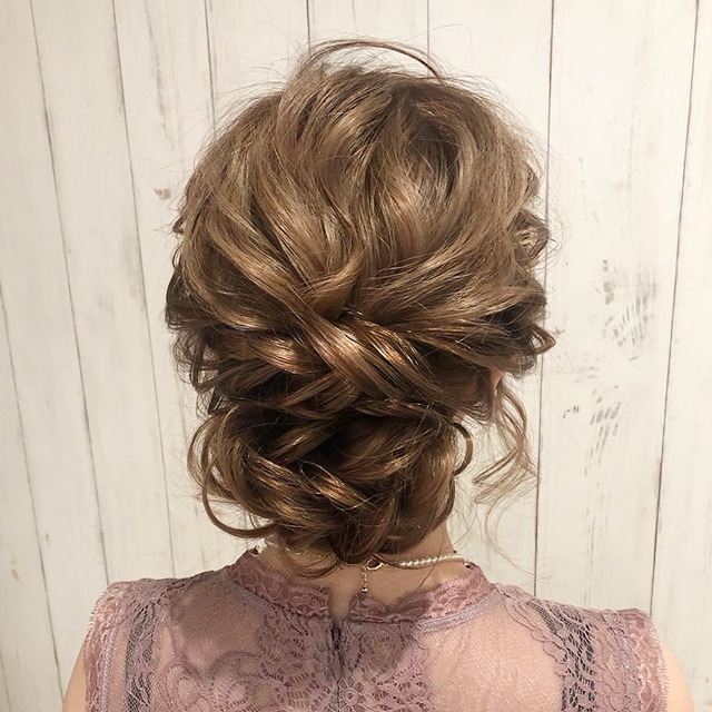 結婚式お呼ばれのヘアアレンジ】マナーや長さ別の髪型、セルフアレンジ