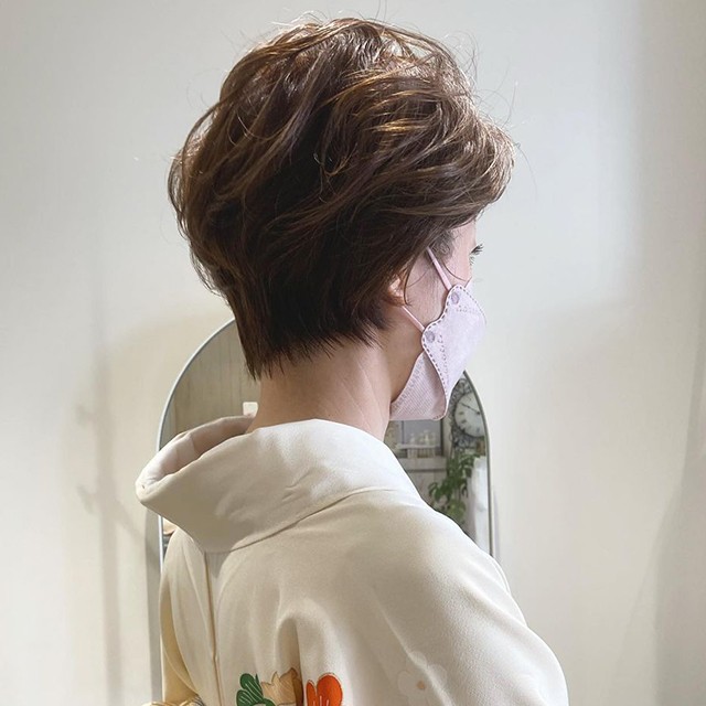 ふんわりとまとめたショートのヘアスタイル