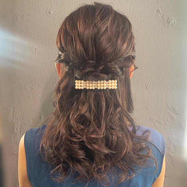 巻き髪をハーフアップに