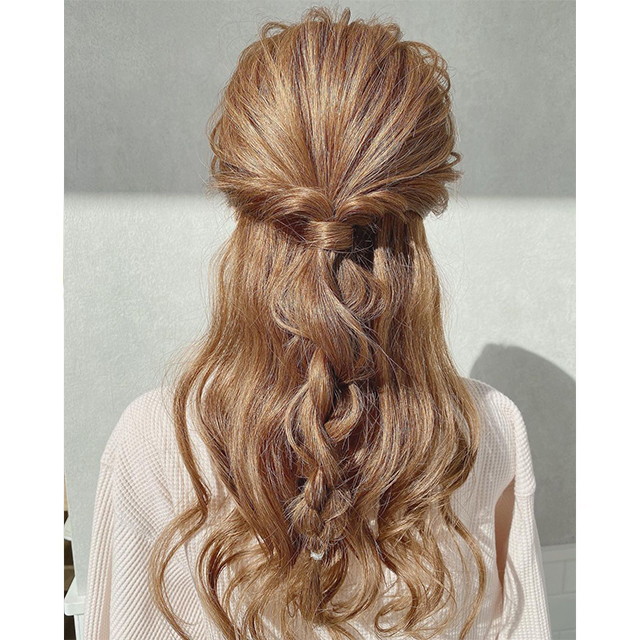 ロングの結婚式お呼ばれのヘアアレンジや髪型のマナーをご紹介 結婚ラジオ 結婚スタイルマガジン