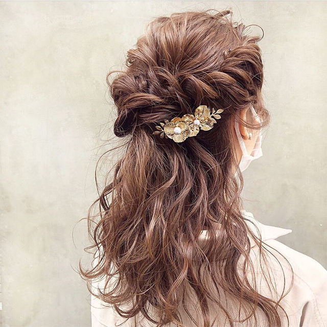 ロングの結婚式お呼ばれのヘアアレンジや髪型のマナーをご紹介 結婚ラジオ 結婚スタイルマガジン