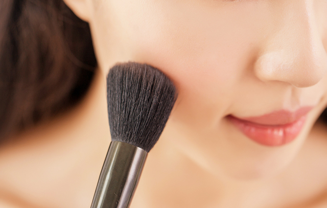 チークを入れる様子