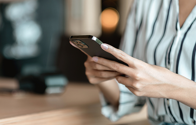 スマホでチェックする様子