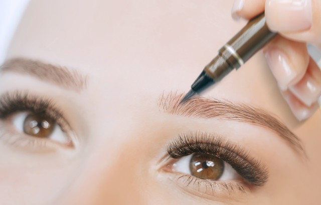 眉毛を書く様子