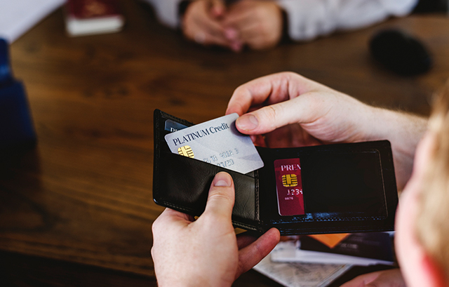 支払いをする様子