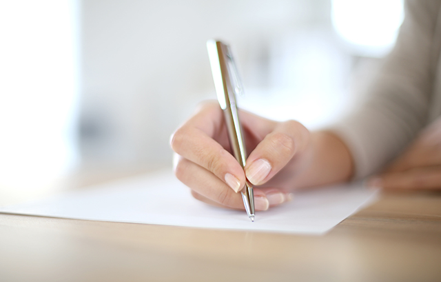 手紙を書く人