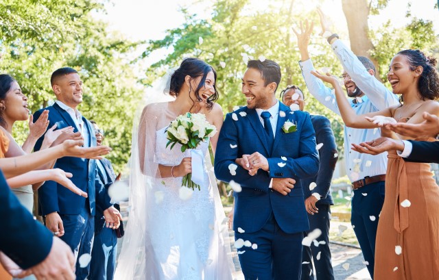 新郎新婦を祝福するゲスト