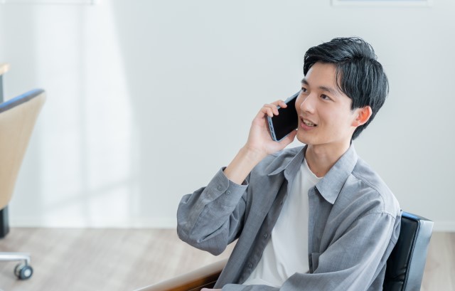 電話をする男性