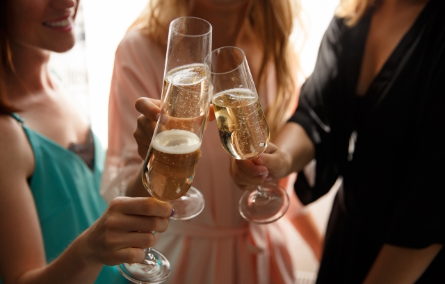 お酒を楽しむ女性たち