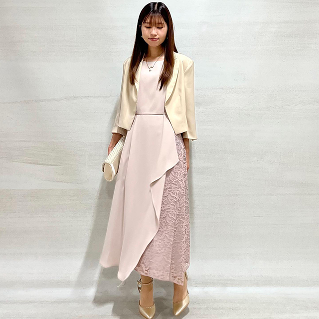 ジャケットを羽織った女性