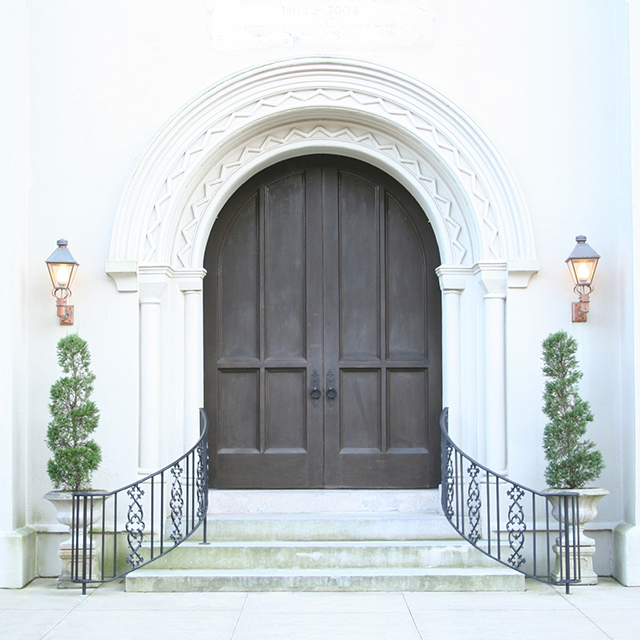 結婚式場の白壁と茶色のドア