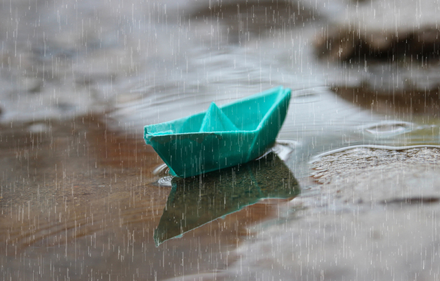 水たまりに浮かぶ紙の船