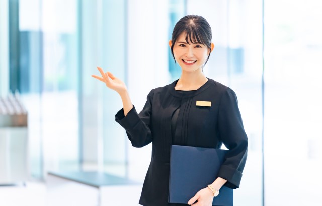 ゲストに笑顔で対応するスタッフ