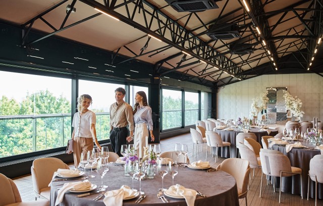 式場を見学するカップル