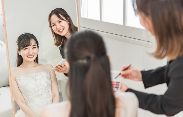 準備をする新婦