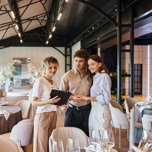 手を取り合って並ぶ新郎新婦