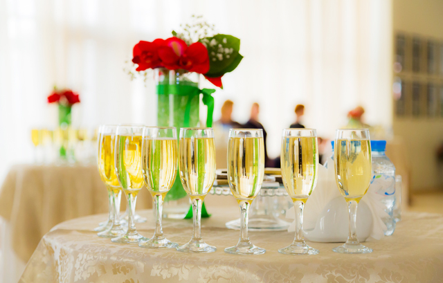 テーブルに並ぶグラスに入ったシャンパン