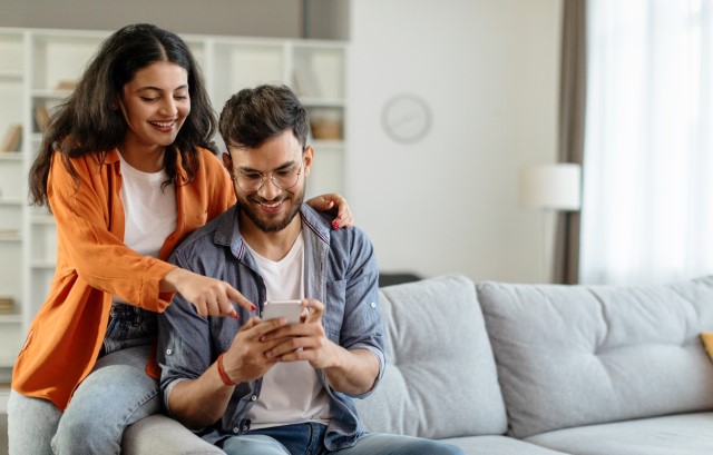 スマホで調べ物をするカップル
