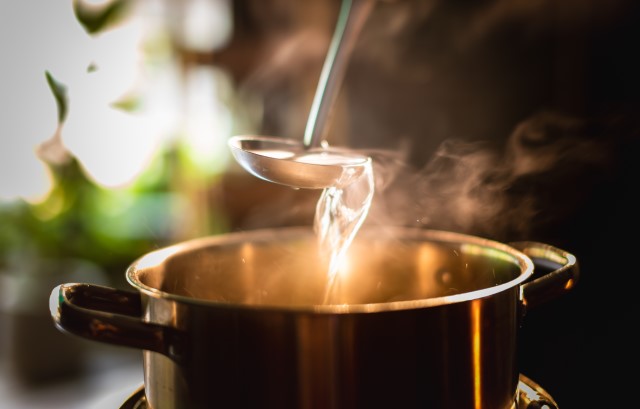 湯気の立つ鍋