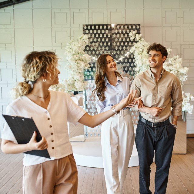 ブライダルフェアに参加するカップル