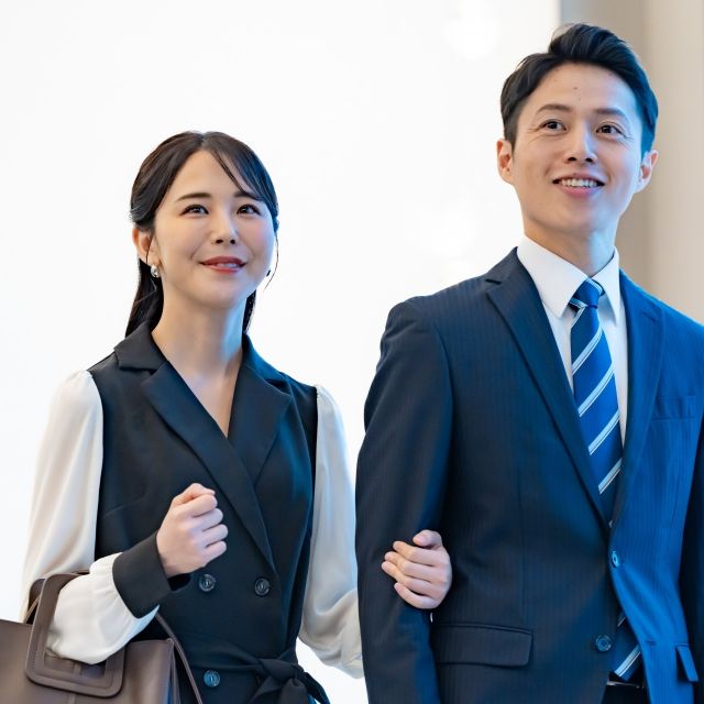 平日のブライダルフェアに行くカップル