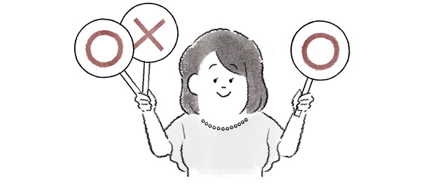 マルとバツの札をもつ女の子