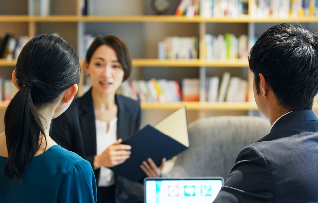 プランナーと相談するカップル